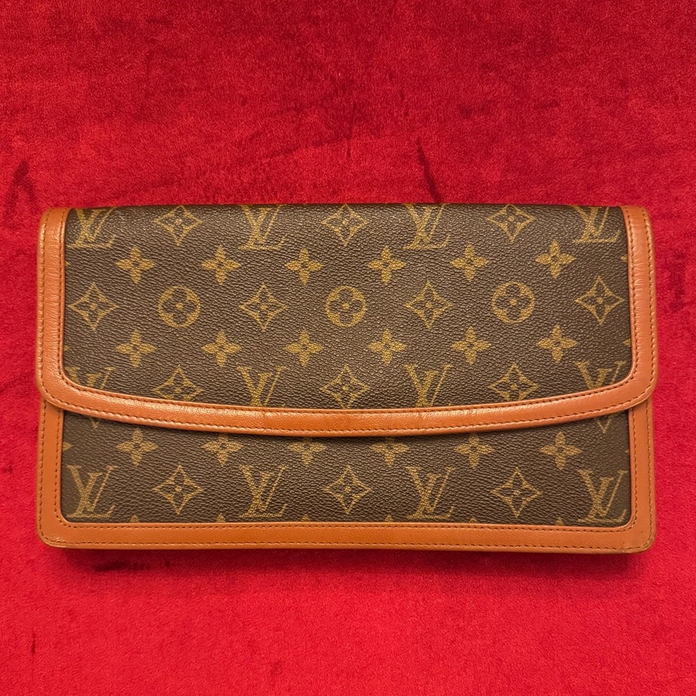 💯Guaranteed Authentic Louis Vuitton Monogram Clutch